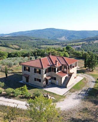 Rustico / Casale di 345 m² con più di 5 locali e b