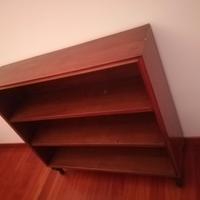 elegante scaffalatura legno a tre ripiani