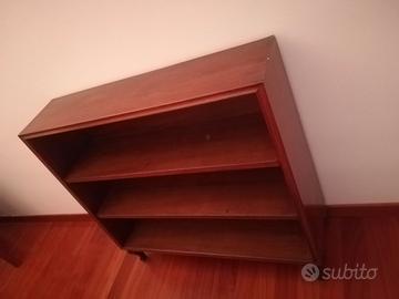 elegante scaffalatura legno a tre ripiani