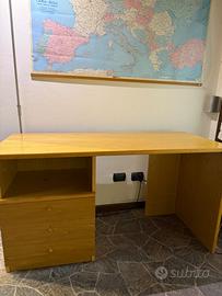 Scrivania in legno color faggio