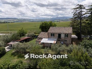 Rustico / Casale di 300 m² con più di 5 locali e b
