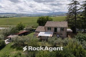 Rustico / Casale di 300 m² con più di 5 locali e b