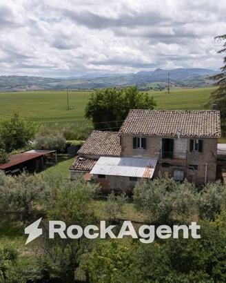 Rustico / Casale di 300 m² con più di 5 locali e b