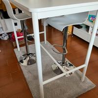 Tavolo alto stile bar + due sgabelli regolabili