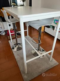 Tavolo alto stile bar + due sgabelli regolabili