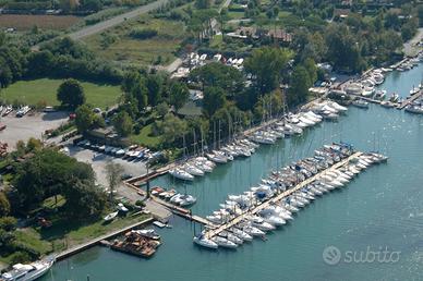 Posto gommone e barca in porto giardino