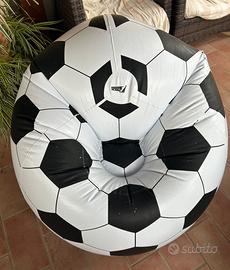 Poltrona gonfiabile forma palla da calcio.