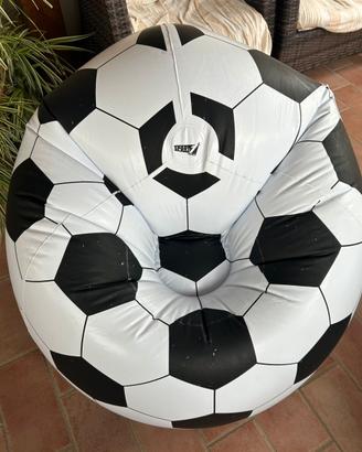 Poltrona gonfiabile forma palla da calcio.