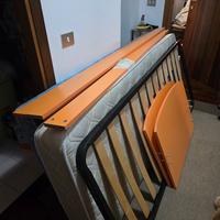 letto estraibile e materassi + sedie in legno.