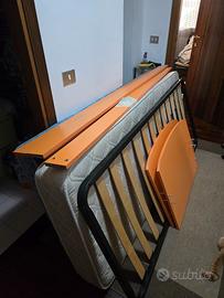 letto estraibile e materassi + sedie in legno.