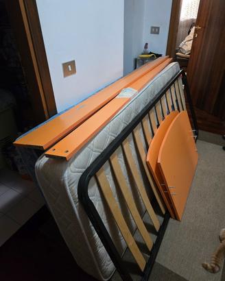 letto estraibile e materassi + sedie in legno.