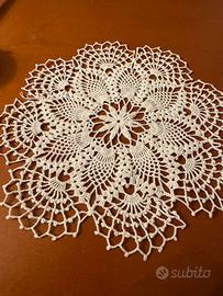 Centrino antico ricamato a mano