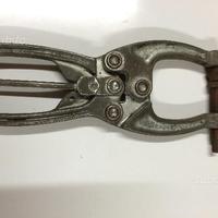 Pinza a ginocchiera autobloccante