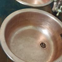 lavelli in rame, rubinetto, tagliere 