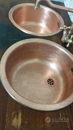 lavelli in rame, rubinetto, tagliere 