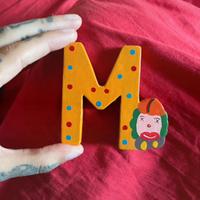 Lettera M decorativa in legno