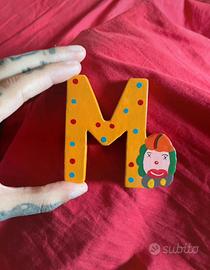 Lettera M decorativa in legno