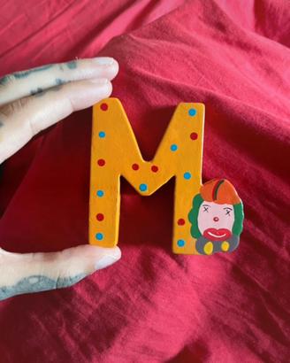 Lettera M decorativa in legno