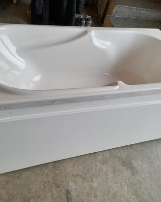 vasca da bagno con pannelli
