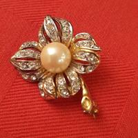 Spilla a forma di fiore con strass e perla