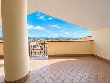Mansarda con terrazzo e box-macerata campania