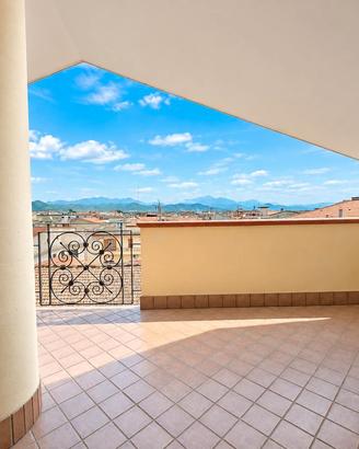 Mansarda con terrazzo e box-macerata campania