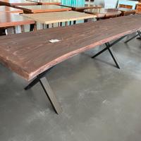Tavolo in legno massello con bordo vivo