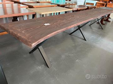 Tavolo in legno massello con bordo vivo