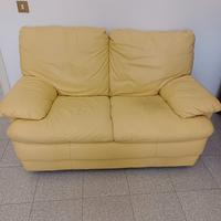 Divano pelle color giallo senape