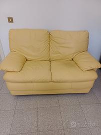 Divano pelle color giallo senape