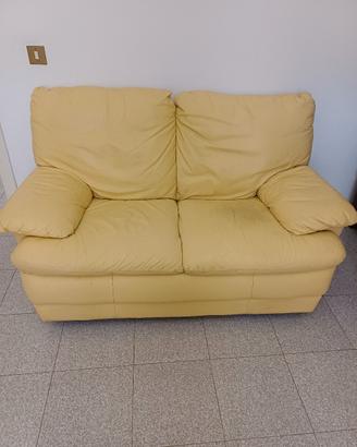 Divano pelle color giallo senape