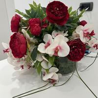 Vaso cilindrico in vetro con composizione floreale