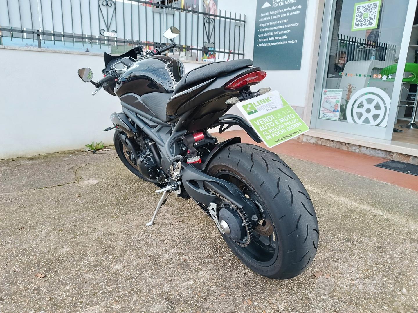 TRIUMPH STREET TRIPLE S Noleggio Moto Lungo Termine