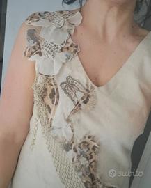 Abito con applicazioni floreali e animalier