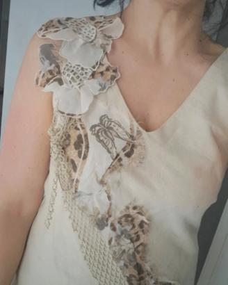 Abito con applicazioni floreali e animalier