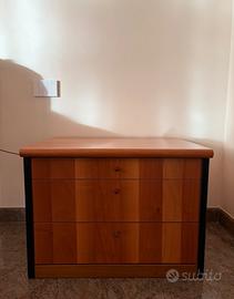 Comodini in legno massiccio artigianali