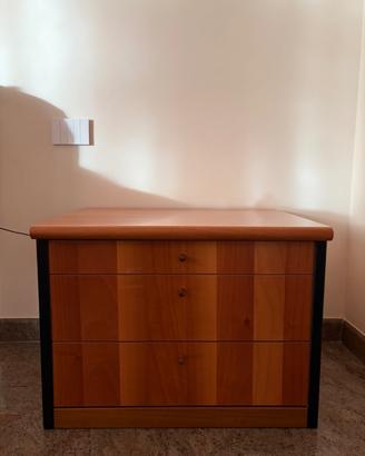 Comodini in legno massiccio artigianali