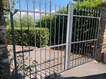 Cancello in ferro pieno con lance artigianali