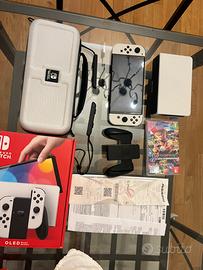 Nintendo Switch OLED bianca + Mario Kart 8 Deluxe