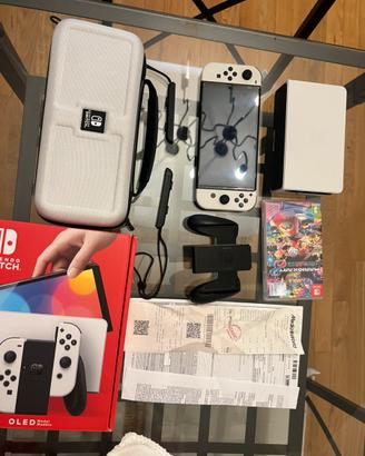 Nintendo Switch OLED bianca + Mario Kart 8 Deluxe
