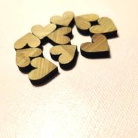 Cuori in legno di bambù.