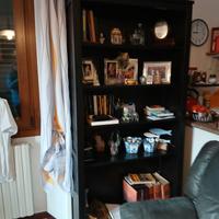 libreria con ripiani colore nero