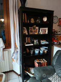 libreria con ripiani colore nero