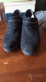 Scarpa tipo tronchetto 