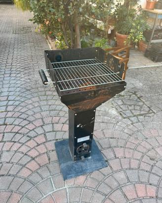 Barbecue a carbonella con griglia regolabile