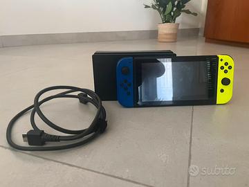 Nintendo Switch con dock e cavo USB-C