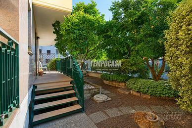 TRILOCALE AUTONOMO CON GIARDINO, DOPPI SERVIZI E B
