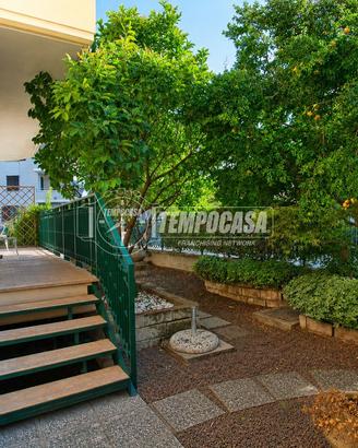 TRILOCALE AUTONOMO CON GIARDINO, DOPPI SERVIZI E B