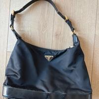 Borsa Prada nylon e profili in saffiano nero