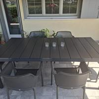 Tavolo da esterno con sedie